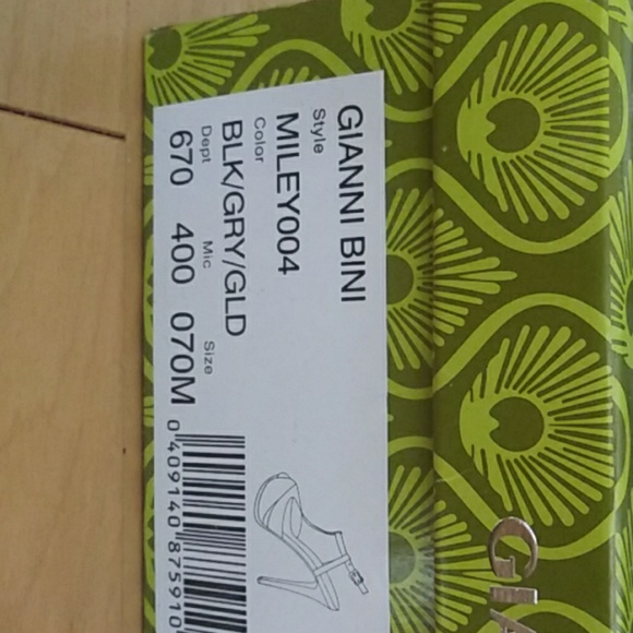 ****SALE****Gianni Bini platform heels - Picture 3 of 3